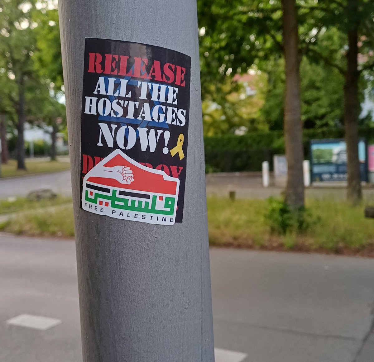 Kei_Nie_'s tweet photo. Wenn du meinst, deine Palästina-Solidarität mit dem gezielten Überkleben der Forderung "Destroy Hamas!" ausdrücken zu müssen, dann zeigt das sehr deutlich, wofür diese angebliche "Free Palestine"-Bewegung tatsächlich steht.
#GegenJedenAntisemitismus
#DestroyHamas https://t.co/cCEqxPeqgJ