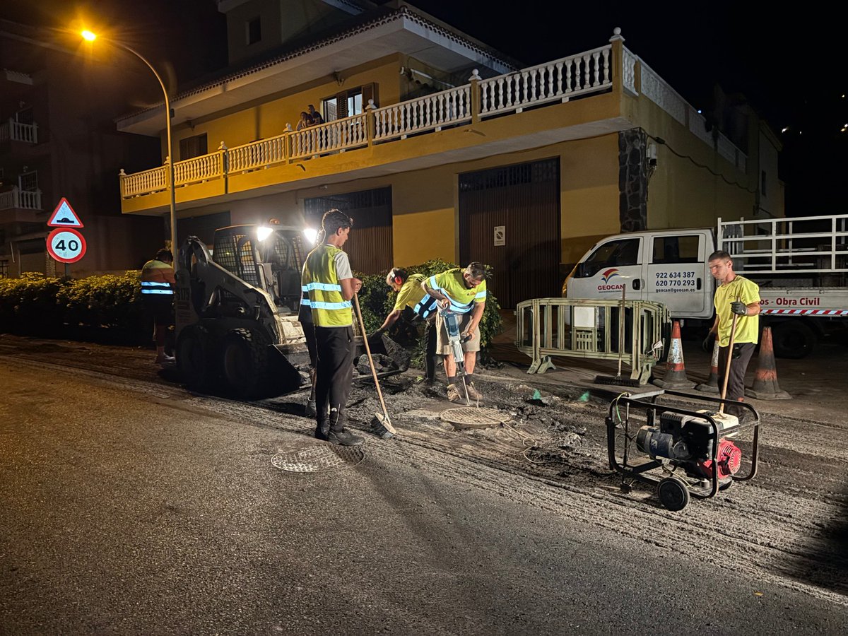 CabildoTenerife's tweet photo. 🛣️ #CARRETERAS 𝗠𝗲𝗷𝗼𝗿𝗮𝘀 𝗲𝗻 𝗹𝗮 𝗧𝗙-𝟮𝟭𝟱, 𝗾𝘂𝗲 𝗰𝗼𝗻𝗲𝗰𝘁𝗮 𝗟𝗮 𝗠𝗮𝘁𝗮𝗻𝘇𝗮 𝗰𝗼𝗻 𝗘𝗹 𝗦𝗮𝘂𝘇𝗮𝗹  👉🏼 se mejora la seguridad de los usuarios, peatones y vecinos.

🚧 Trabajos en 𝗺𝗮́𝘀 𝗱𝗲 𝟯 𝗸𝗺 𝗱𝗲 𝘃í𝗮 👉🏼 nueva capa de rodadura, mejora de los arcenes y rehabilitación de los muros y las redes de drenaje para las aguas pluviales.

💶 1,3 millones de euros de inversión y 6 meses de plazo de ejecución.

🗣️ @damaso_arteaga, consejero de @carreterasTF  👉🏼 "La obra es complicada y  las labores se están realizando en horario nocturno en coordinación con los ayuntamientos para minimizar las molestias a los vecinos”.

ℹ️ https://t.co/0UGXWplBQK