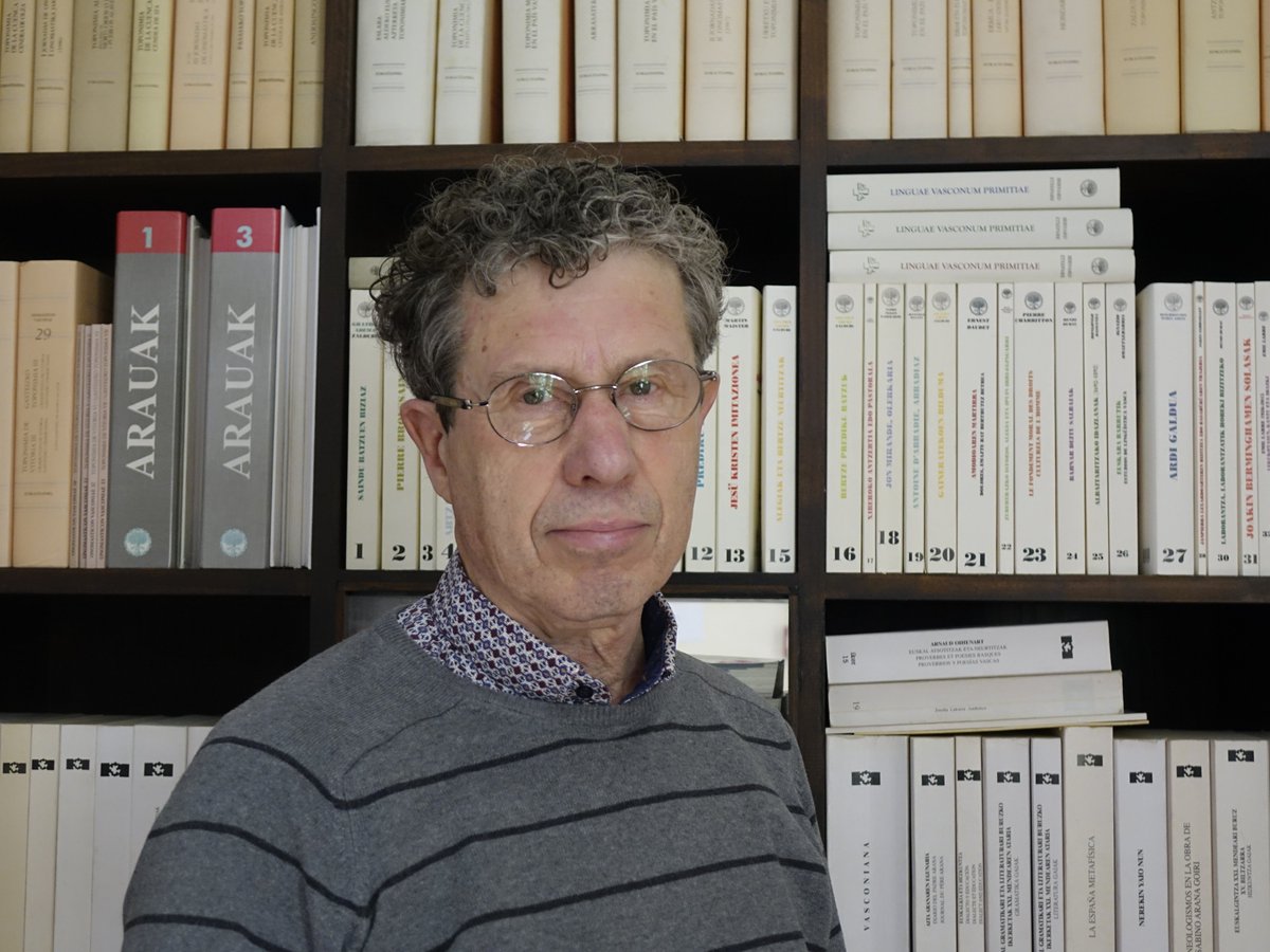 ‼️HITZALDIA: ekainaren 7an, 10:30ean, Mauleko (Zuberoa) mediatekan.
👨‍🎓Jean-Baptiste Coyos euskaltzain osoak 'Junes Casenave-Harigile, 8 pastoral berri'ren 2. liburukia aurkeztuko du. Idazle zuberotarrak idatzi baina publikoki inoiz eskaini gabeko 8 pastoral bildu ditu Coyosek.