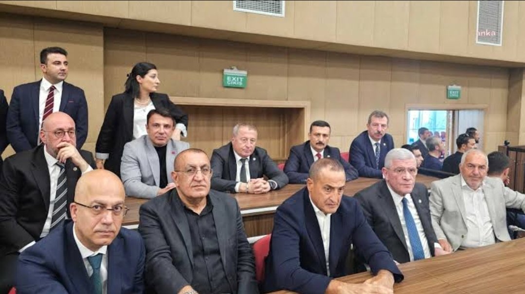 Belden aşağı vurmak nedir, bilir misiniz?

Bu Vatan’ın teminatı Ülkü Ocakları’na..MHP'ye.. FETÖ/CIA  kumpası kurulduğunda;
Cevheri Güven denilen firarinin algılarıyla, bir FETÖ mahrem ablasının şovuna alkış tutmak, ekran başında keyif çatmaktır.
Sessiz kalmaktır.
Sincan’a otobüs