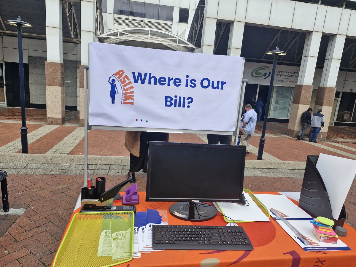 SweatTweets's tweet image. 📍 It’s 2 June.
 📢 Sex workers are outside DOJ offices across SA.
We demand:
 🗓️ A plan
 🗣️ Consultation
 📜 A BILL
We won’t wait quietly.
 #WhereIsOurBill #DecrimSexWork
