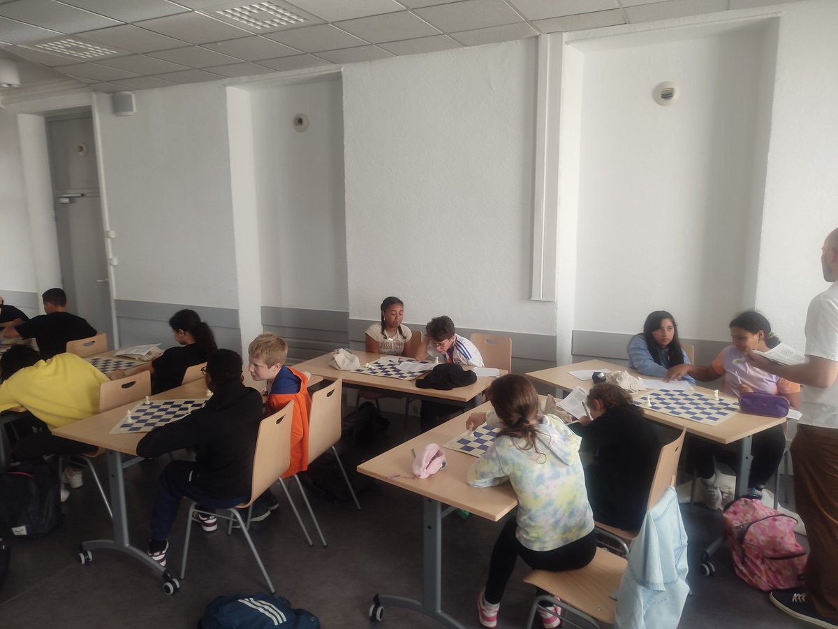 Dans le cadre des actions éducatives clés en main du département de la Drôme, les élèves de 6emeC participent au projet "le jeu d'échecs : Un outil au service des élèves et des enseignants". Du plaisir et beaucoup de réflexion ! #DépartementdelaDrome #collegePaulValery