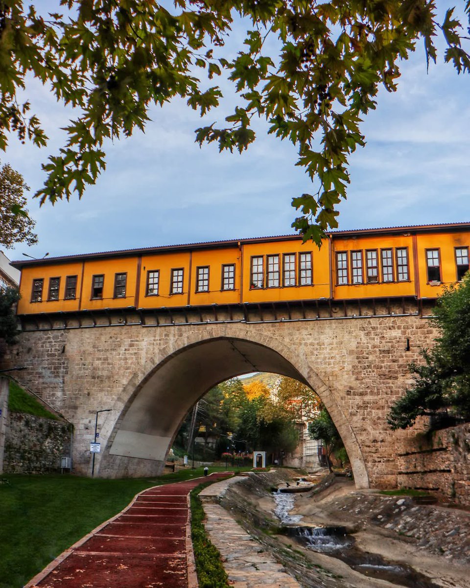 Bursa Irgandı Çarşılı Köprüsü neredeyse 600 yaşında. Hediyelik eşya satan dükkanlar ve el sanatları kurslarıyla varlığını sürdürüyor.⠀
⠀
Dünya’nın ilk çarşılı köprüsü diye de biliniyor.

📸Fotoğraf: @fatihsultanvanli