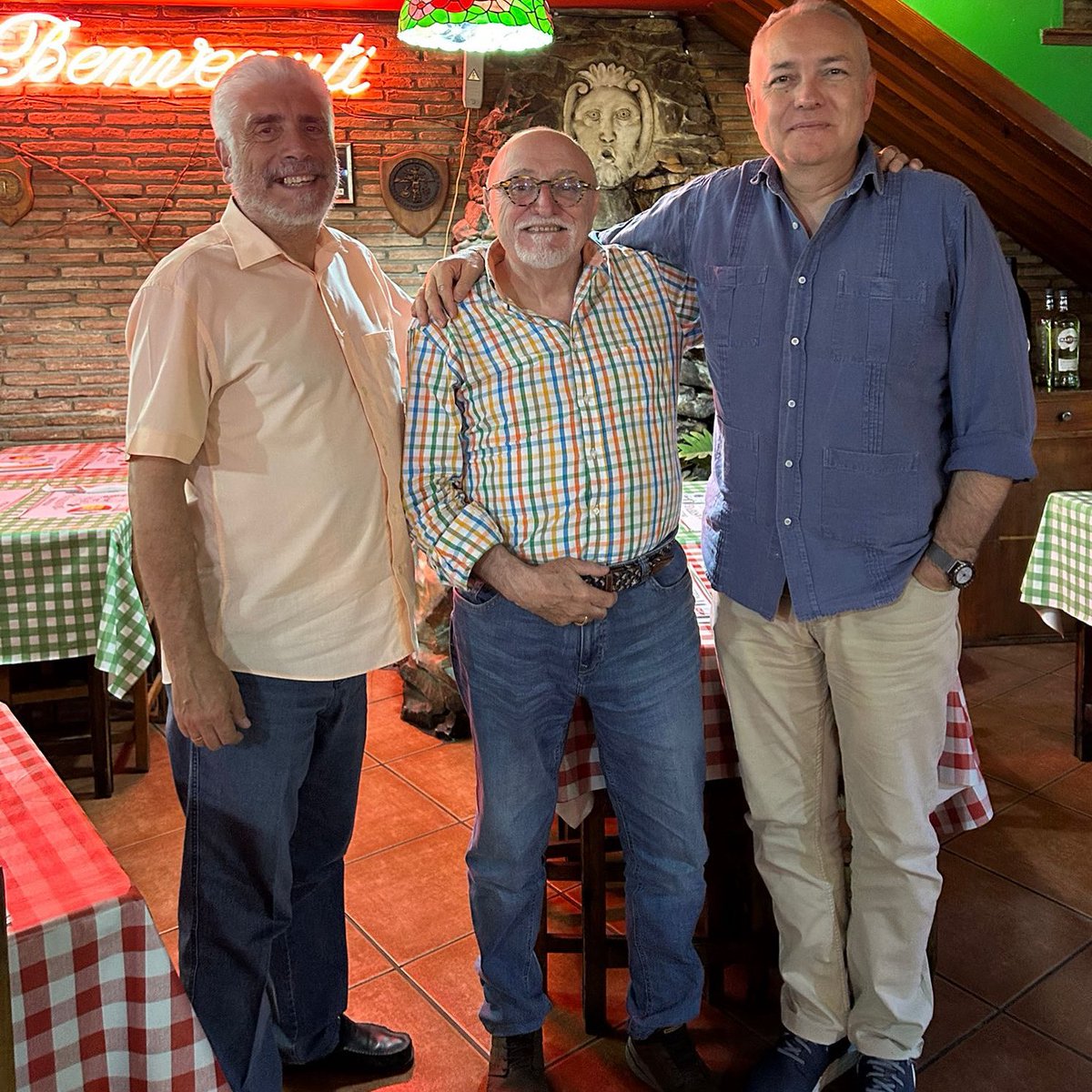 💚 Anoche, recibimos una visita muy especial…

<a href="/BorrajoMoncho/">Moncho Borrajo Domarco.</a> nos deleitó con su humor y cariño, en una velada entrañable, con unos amigos.

Gracias de corazón Moncho…!!!