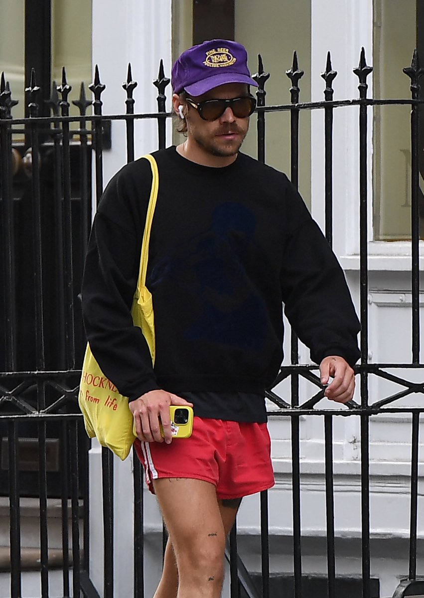 hsdcandids's tweet photo. Harry out and about in London - 1 June https://t.co/fgYUL1a6qt