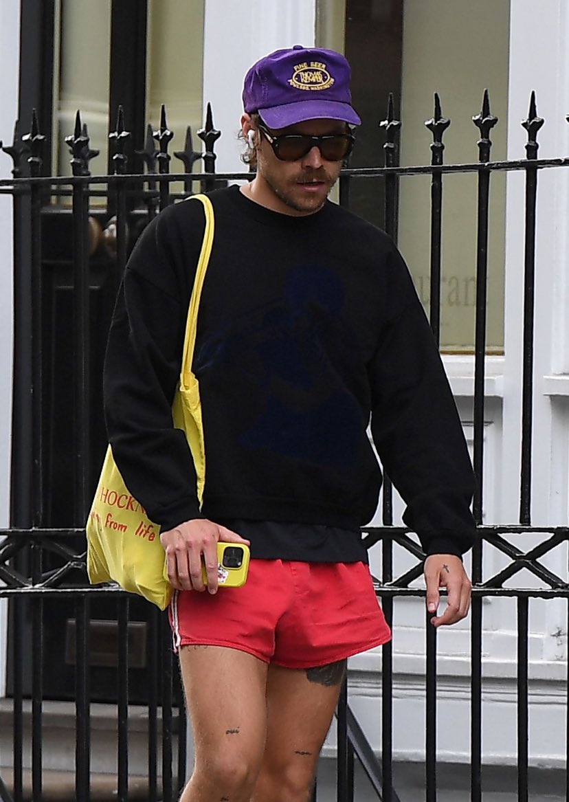 hsdcandids's tweet photo. Harry out and about in London - 1 June https://t.co/fgYUL1a6qt