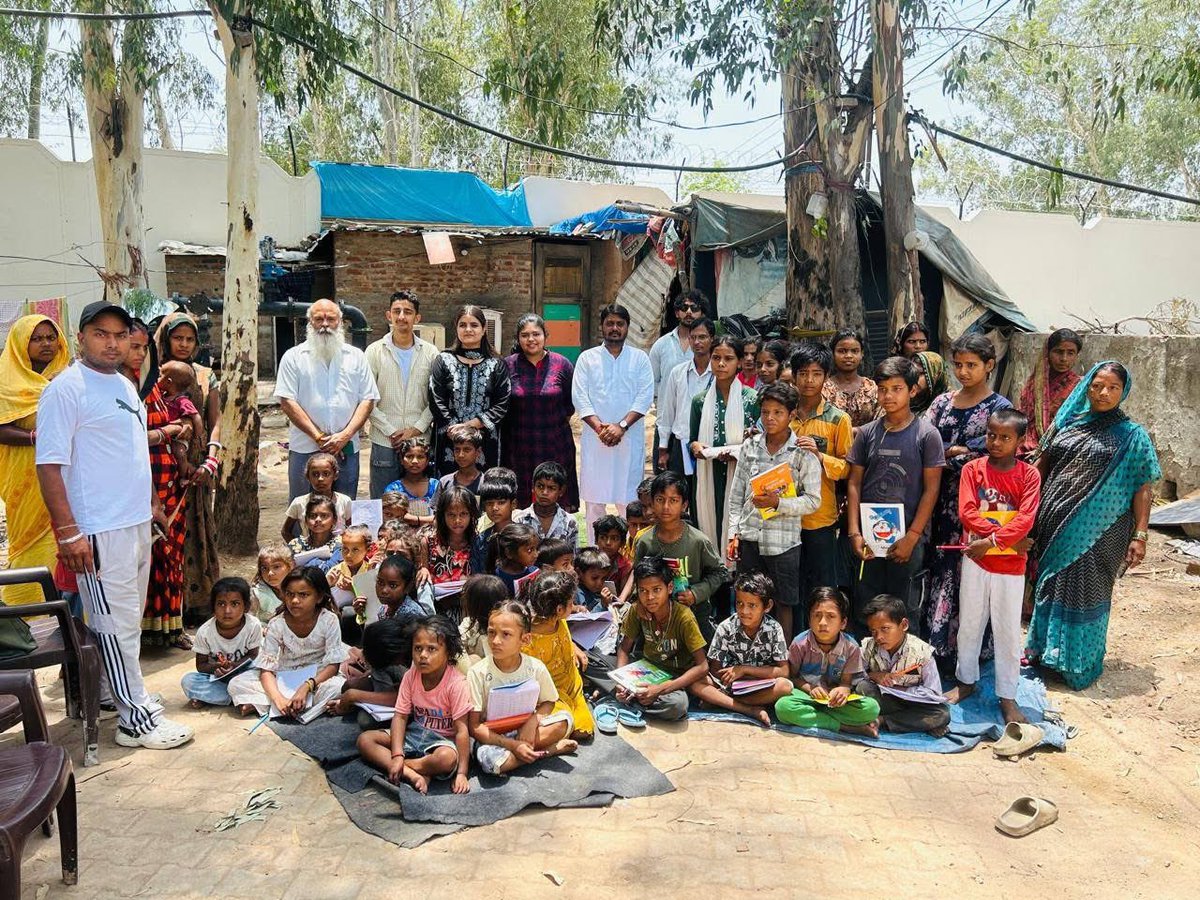 manojksonkarbjp's tweet photo. सामाजिक न्याय एंव अधिकारिता मंत्रालय, भारत सरकार की भिक्षावृति मुक्त भारत योजना के तहत मेरे वार्ड मौली जागरण के अंतर्गत ऐसे लोगों के बच्चों को शिक्षित बनाने के लिये बच्चों को टीचर उपलब्ध करवाकर आज इस मुहिम की शुरुआत करवाई । 
@BJP4India @PMOIndia @BJP4Chandigarh @VanathiBJP https://t.co/PIGG7yMTej
