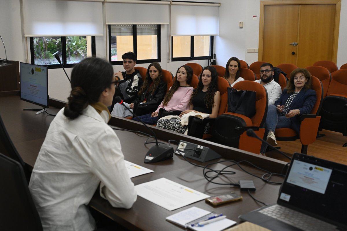 UMU Divulga (@umudivulga) on Twitter photo 📰NOTICIA | IES San Isidoro y colegio El Taller, ganadores de la I edición del certamen LING_TalentUM🏆🔤
En esta primera edición, los participantes han demostrado que la ciencia del lenguaje se reinventa cada día✨💡
ℹ️👇
um.es/web/ucc/-/ies-…
<a href="/FECYT_Ciencia/">FECYT</a> <a href="/CienciaGob/">Ministerio de Ciencia, Innovación y Universidades</a> 📰NOTICIA | IES San Isidoro y colegio El Taller, ganadores de la I edición del certamen LING_TalentUM🏆🔤
En esta primera edición, los participantes han demostrado que la ciencia del lenguaje se reinventa cada día✨💡
ℹ️👇
um.es/web/ucc/-/ies-…
<a href="/FECYT_Ciencia/">FECYT</a> <a href="/CienciaGob/">Ministerio de Ciencia, Innovación y Universidades</a>