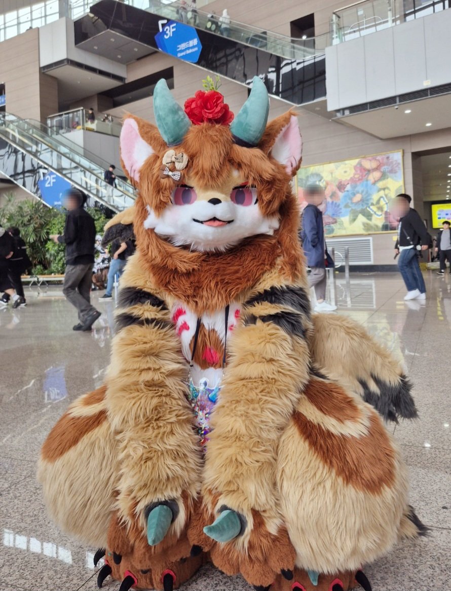 에?
#FursuitEveryday