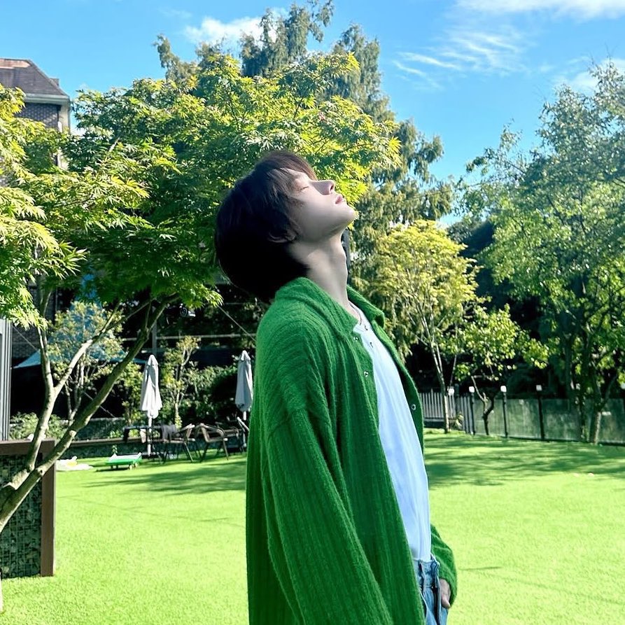 literally sungho’s pose !
