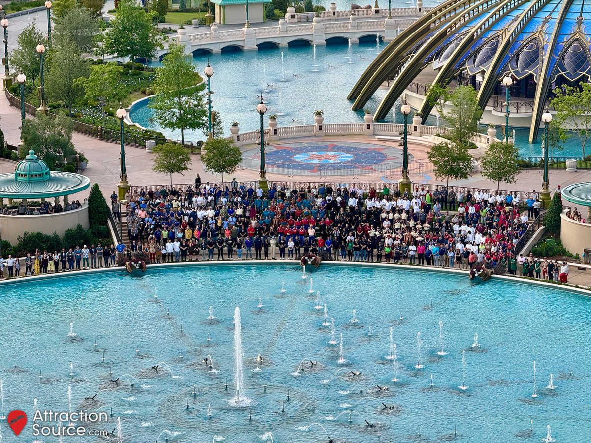 AttractionSc's tweet image. Wow! We’re enjoying our first visit to Epic Universe and have woken up at the Helios Grand Hotel to what appears to be a huge team member photo! Congrats on a fantastic opening, @UniversalORL ❤️ #epicuniverse #universalorlando #uofistbump