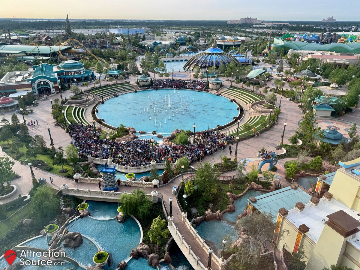 AttractionSc's tweet image. Wow! We’re enjoying our first visit to Epic Universe and have woken up at the Helios Grand Hotel to what appears to be a huge team member photo! Congrats on a fantastic opening, @UniversalORL ❤️ #epicuniverse #universalorlando #uofistbump