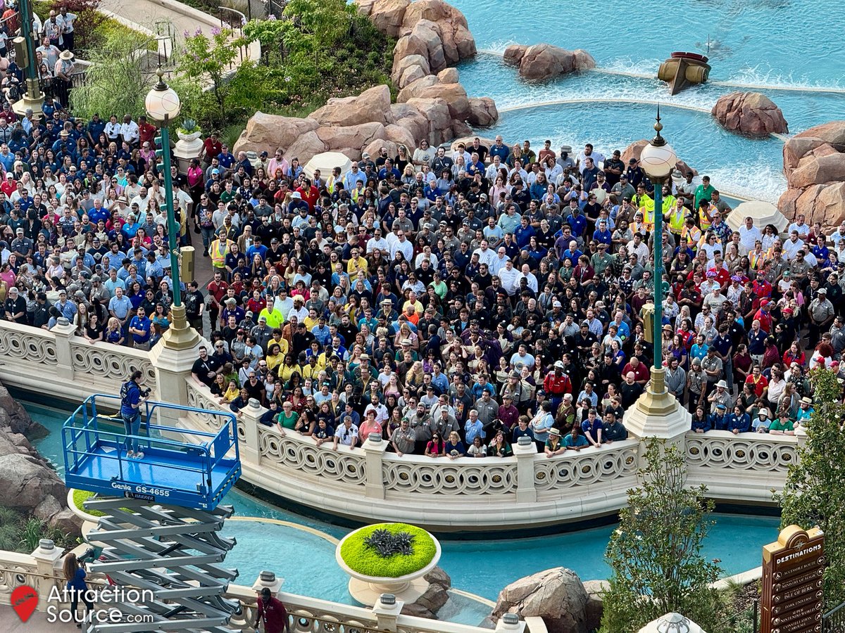 AttractionSc's tweet image. Wow! We’re enjoying our first visit to Epic Universe and have woken up at the Helios Grand Hotel to what appears to be a huge team member photo! Congrats on a fantastic opening, @UniversalORL ❤️ #epicuniverse #universalorlando #uofistbump
