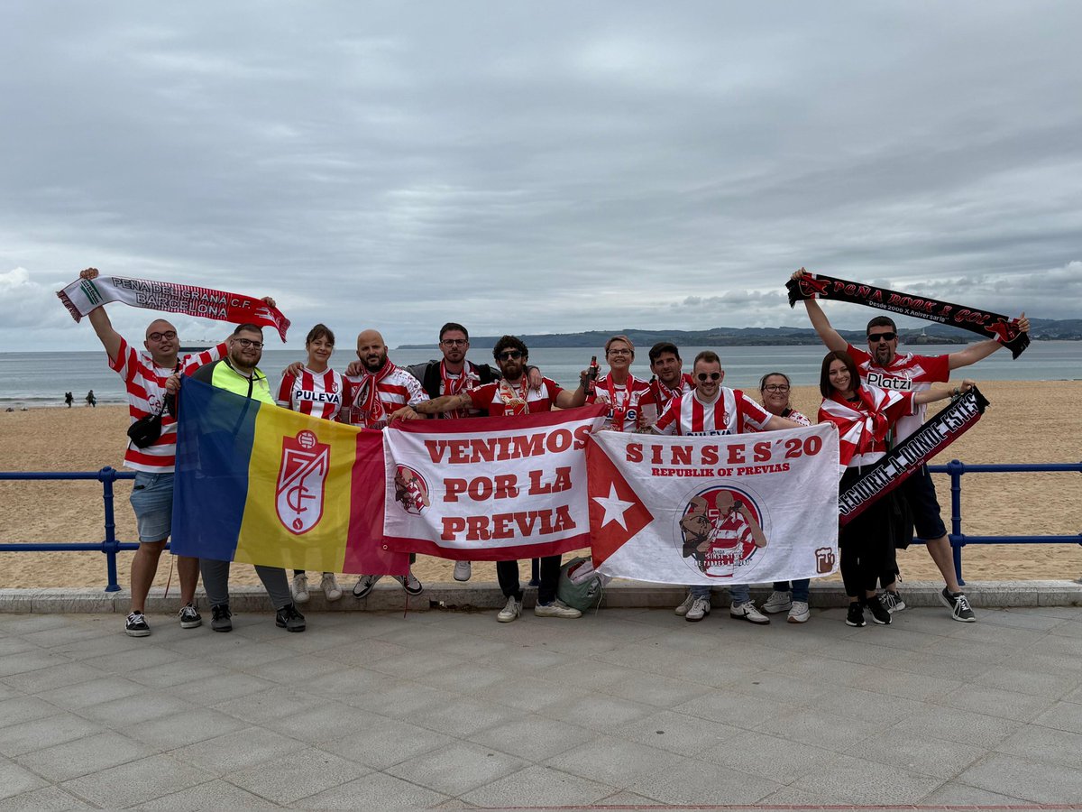 JesAlbarracin's tweet photo. Lo mejor de Santander es ver a tanta gente cantando y queriendo a su #GranadaCF. Este tipo de cosas son el mejor ascenso. Tenemos mucho futuro. https://t.co/L4vgkFuU80