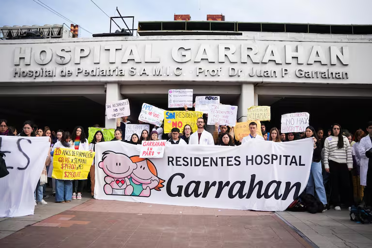 LA UNE (@launeok) on Twitter photo <a href="/APyT_Garrahan/">Asoc. Profesionales y Técnicos - Hospital Garrahan</a> 💬 "Buscamos una solución antes de la próxima asamblea del martes, previo a retomar las medidas de fuerza"
🎙️ Norma Lezana, secretaria general de <a href="/APyT_Garrahan/">Asoc. Profesionales y Técnicos - Hospital Garrahan</a> <a href="/APyT_Garrahan/">Asoc. Profesionales y Técnicos - Hospital Garrahan</a> 💬 "Buscamos una solución antes de la próxima asamblea del martes, previo a retomar las medidas de fuerza"
🎙️ Norma Lezana, secretaria general de <a href="/APyT_Garrahan/">Asoc. Profesionales y Técnicos - Hospital Garrahan</a>