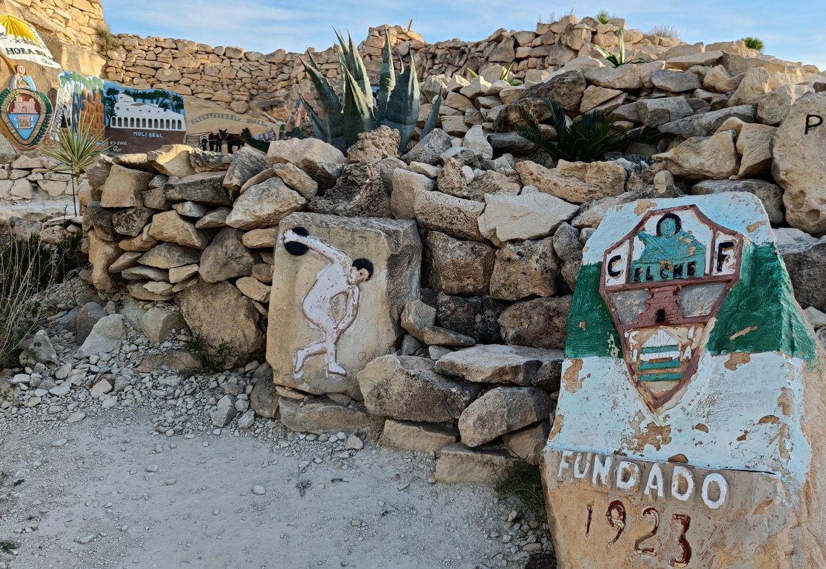 El día que el  celebramos el ascenso, lanzamos un episodio de podcast muy ilicitano: la historia de El Cau de Mariano Ros, un lugar muy especial para los ilicitanos y donde hay un rincón para el <a href="/elchecf/">Elche Club de Fútbol</a>.

¿Nos ayudas a difundirlo?
open.spotify.com/episode/1YwCZd…