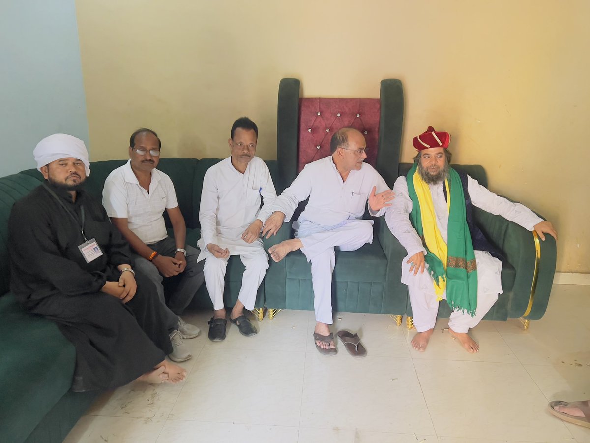 Rajneshmunna's tweet photo. बड़ा तकिया शहबाजनगर स्थित जमाल शाह मियां के 62वे उर्स के मौके पर सज्जादानशीन ताहिर अली उर्फ गुड्डू मियां से मिलकर मुबारकबाद पेश की। @INCIndia @INCUttarPradesh  @INCUPEast https://t.co/2DUuF73BIP
