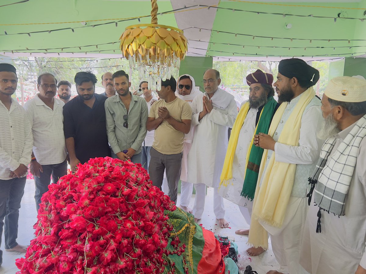 Rajneshmunna's tweet photo. बड़ा तकिया शहबाजनगर स्थित जमाल शाह मियां के 62वे उर्स के मौके पर सज्जादानशीन ताहिर अली उर्फ गुड्डू मियां से मिलकर मुबारकबाद पेश की। @INCIndia @INCUttarPradesh  @INCUPEast https://t.co/2DUuF73BIP
