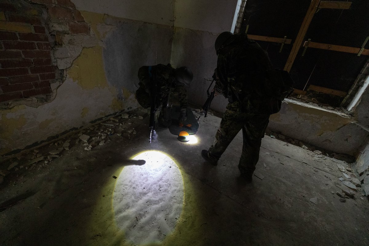 STC_EUMAM_UA's tweet image. Urban warfare training under #EUMAM_UA continues in ๐ฉ๐ช. ๐บ๐ฆ soldiers are prepared for combat in towns and buildings with support from ๐ฉ๐ช and ๐ณ๐ด @Forsvaret_no instructors. Room by room they learn to fight, clear and survive where every corner holds a threat. We #StandWithUkraine