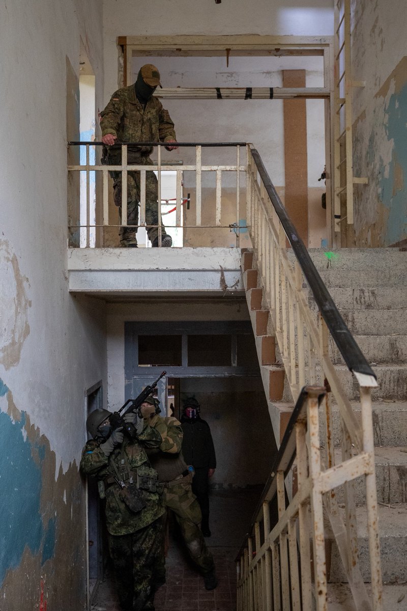 STC_EUMAM_UA's tweet image. Urban warfare training under #EUMAM_UA continues in ๐ฉ๐ช. ๐บ๐ฆ soldiers are prepared for combat in towns and buildings with support from ๐ฉ๐ช and ๐ณ๐ด @Forsvaret_no instructors. Room by room they learn to fight, clear and survive where every corner holds a threat. We #StandWithUkraine
