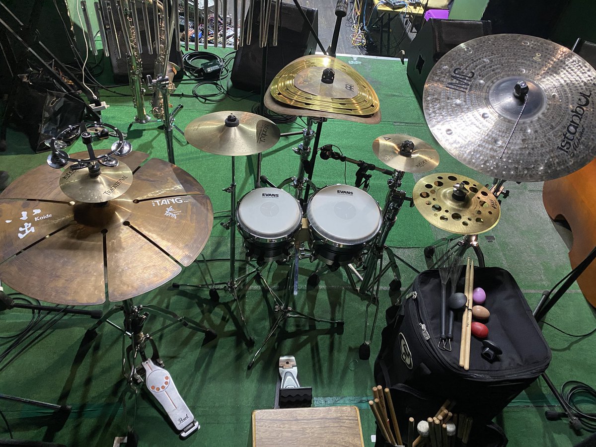 本日！6/2月
瑕疵アコースティックトリオ@堀江SOCORE FACTORY
対バン形式なので出番は20時より。
今日は新しい試みのパーカッションセット！
先日購入したイスタンブールメメットIMCと
ドラパラで意気投合した延命寺さんの特殊変態シンバルをお借りしてのなかなかカオスなセッティングでお送りします！