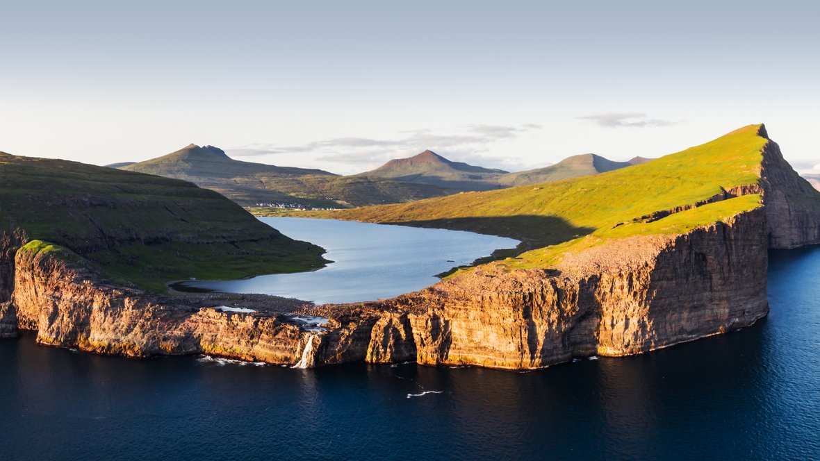 lonelyplanetfr's tweet photo. 📍 Le lac de Sorvagsvatn sur l'île de Vagar dans les îles #Feroe au #Danemark ! 😍
#jeudiphoto #Voyage https://t.co/cTMDqUFM9z