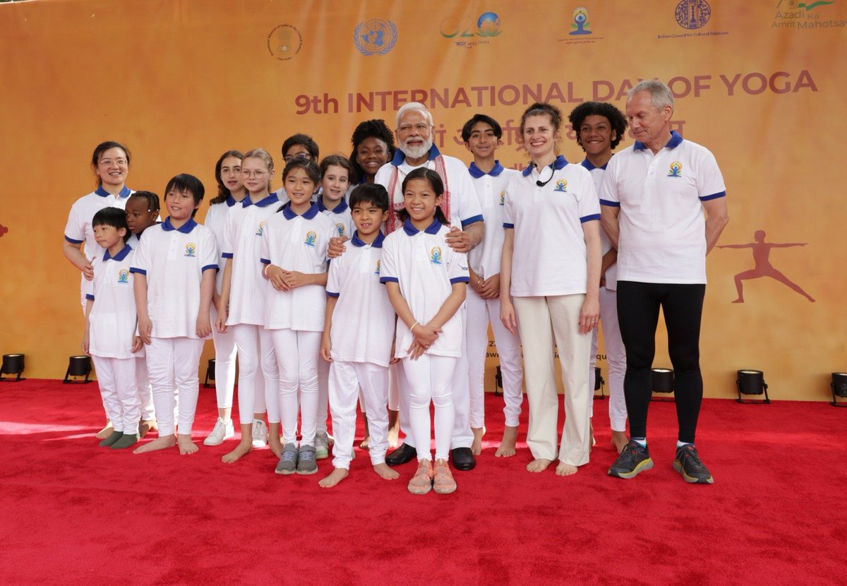 BharatMantram's tweet image. योग, मोदी जी और एक स्वस्थ भारत की ओर: एक मौन क्रांति की कहानी

यह नहीं कहा जा सकता कि योग 2014 से पहले भारत में नहीं था। भारत तो सदियों से इसका जन्मस्थान रहा है - हमारे ऋषि-मुनियों, साधकों, गृहस्थों ने इसे अपने जीवन का हिस्सा बनाया। पर आधुनिक भारत में योग कहीं न कहीं सीमित रह गया