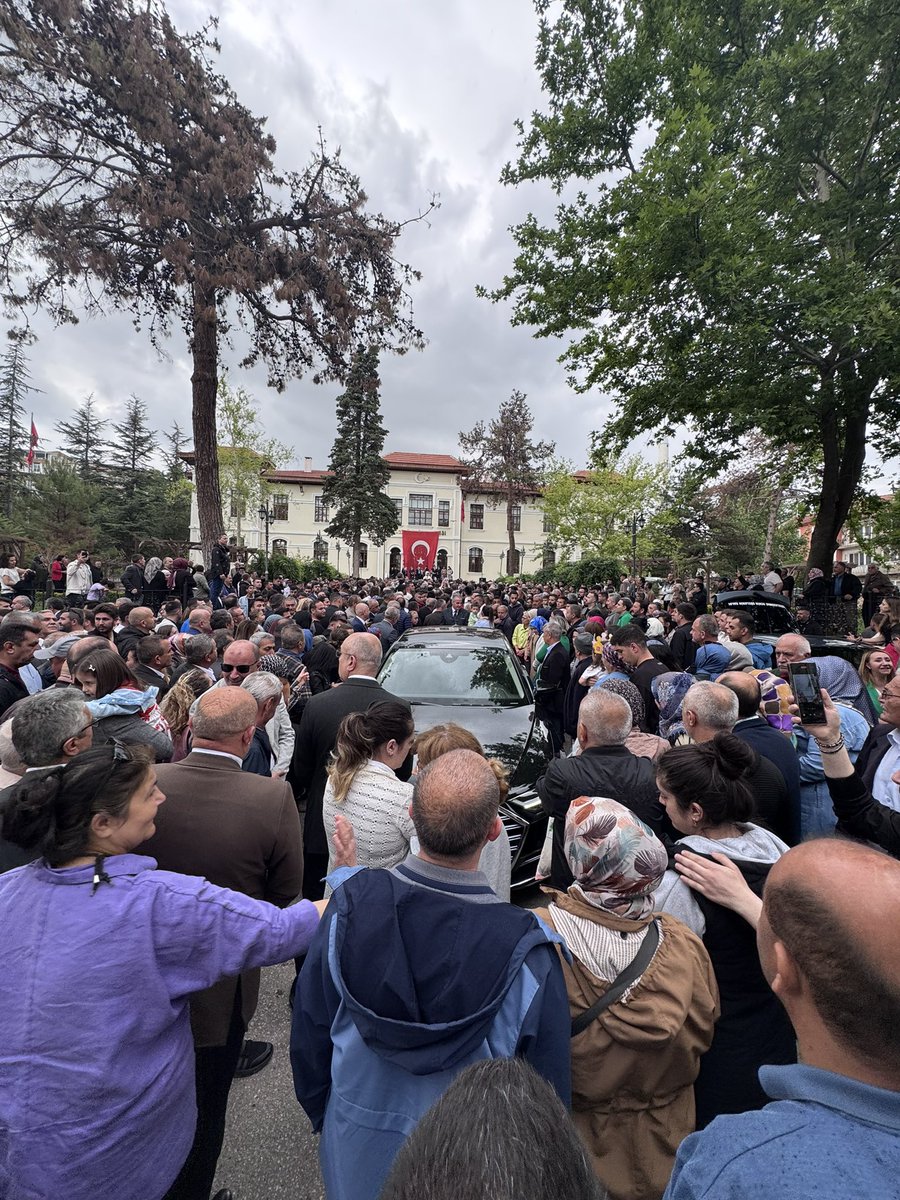 Sâdi Şirâzi ne güzel söylemiş;

 "Taç ve Taht geçicidir.. Sen hiç gönüllere girdin mi..?"

Bilecik Valisi Sn. Şefik Aygöl, Binlerce kişinin gözyaşlarına Yağmur’un da eşlik ettiği bir törenle Bilecik’e veda etti. 
Bizde bu tarihi anlara şahitlik ettik.

Yolunuz açık olsun…