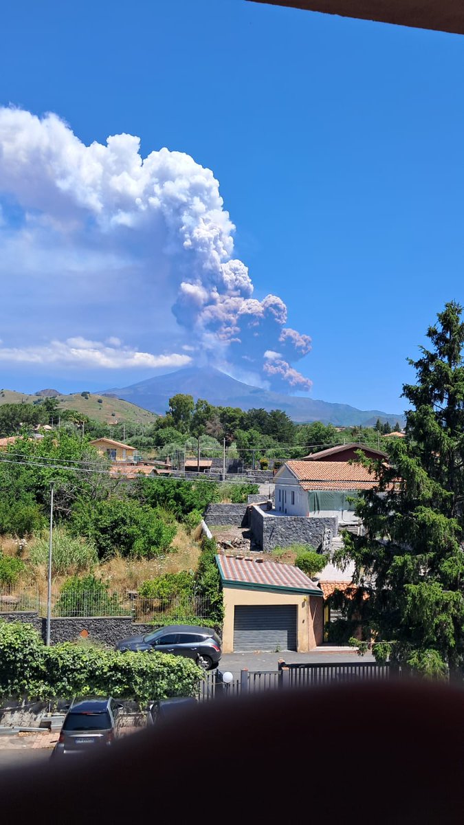 ❗️ATTENZIONE: Potente esplosione laterale segnalata sull'Etna. 

Foto di Tommy dal gruppo "Volontari Di Protezione Civile e Sanitari".