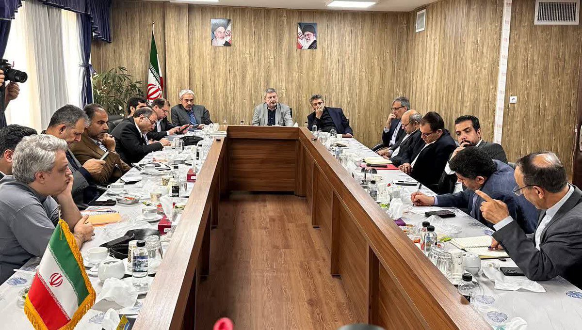 HzamaniM2's tweet photo. واضح است که تیم رسانه‌ای دولت، قبل از معرفی و انتخاب وزیر جدید اقتصاد به خط شده؛ نه برای اطلاع‌رسانی، بلکه برای مهندسی افکار عمومی در پ��یرش یک انتخاب نامطلوب...
البته شاید دارند ذهن‌ها را پیشاپیش آماده می‌کنند برای روزی که بگویند: [این گران‌سازی‌ها، علمی‌ه!] https://t.co/9m5Reosjn7