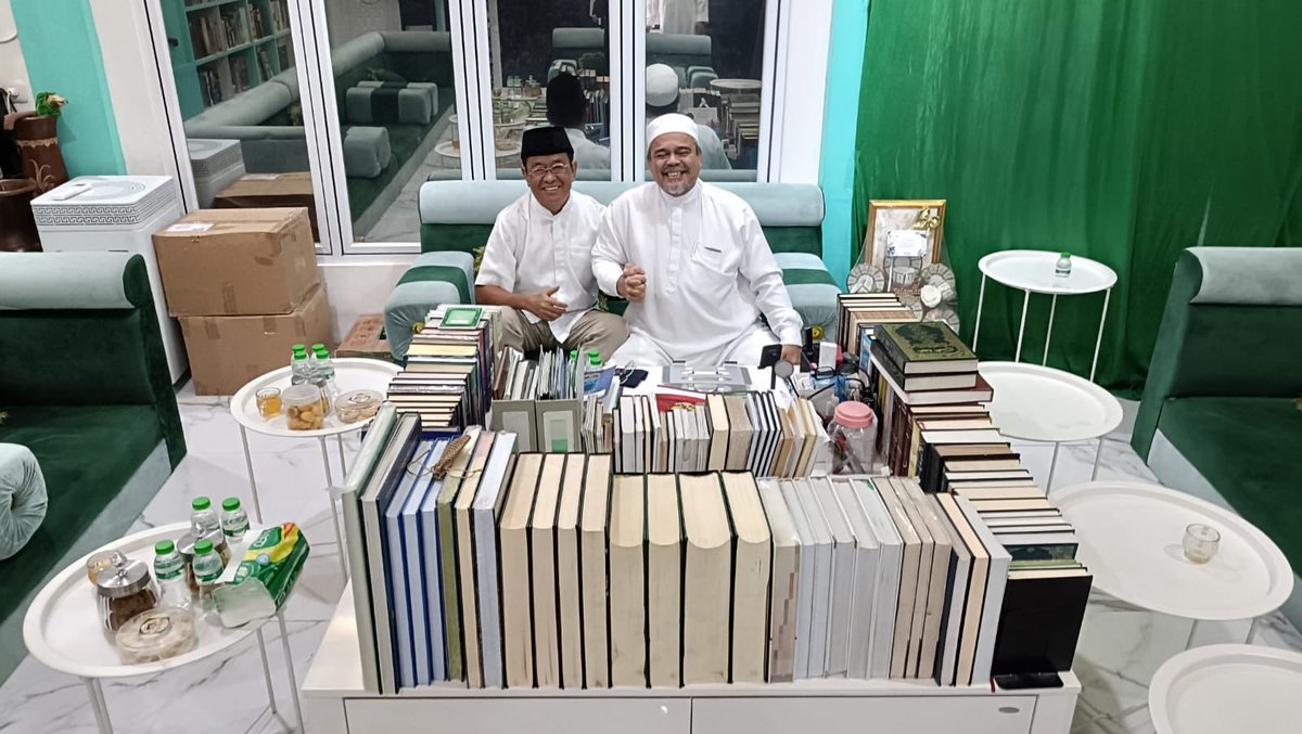 Meja HRS penuh buku.