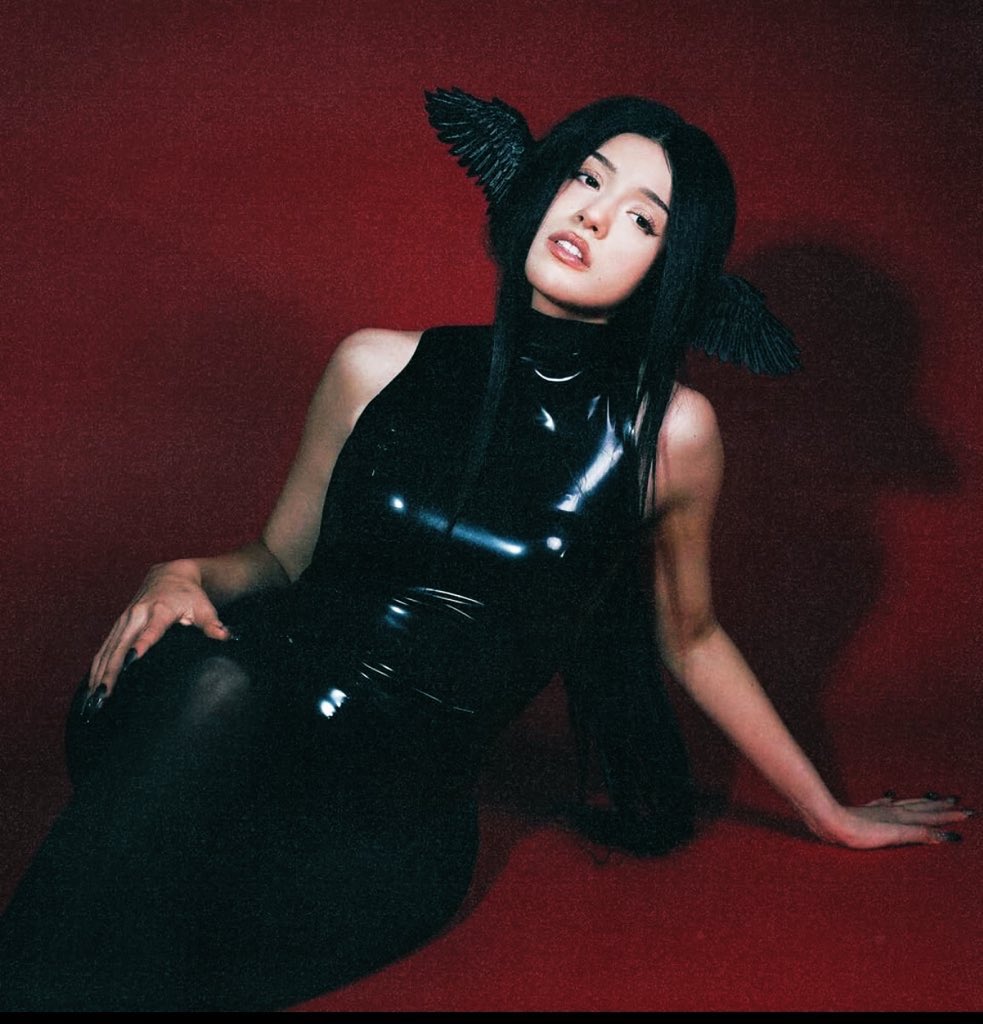 “I see you behind the screen, keep watching I’m here for your desire”

💋: dirty and hypnotic streamer
💋: bi (fem lean) 
💋: switch (50/50) 
💋: #LewdRP | #openrp 

❤️ + 🔄 for fun