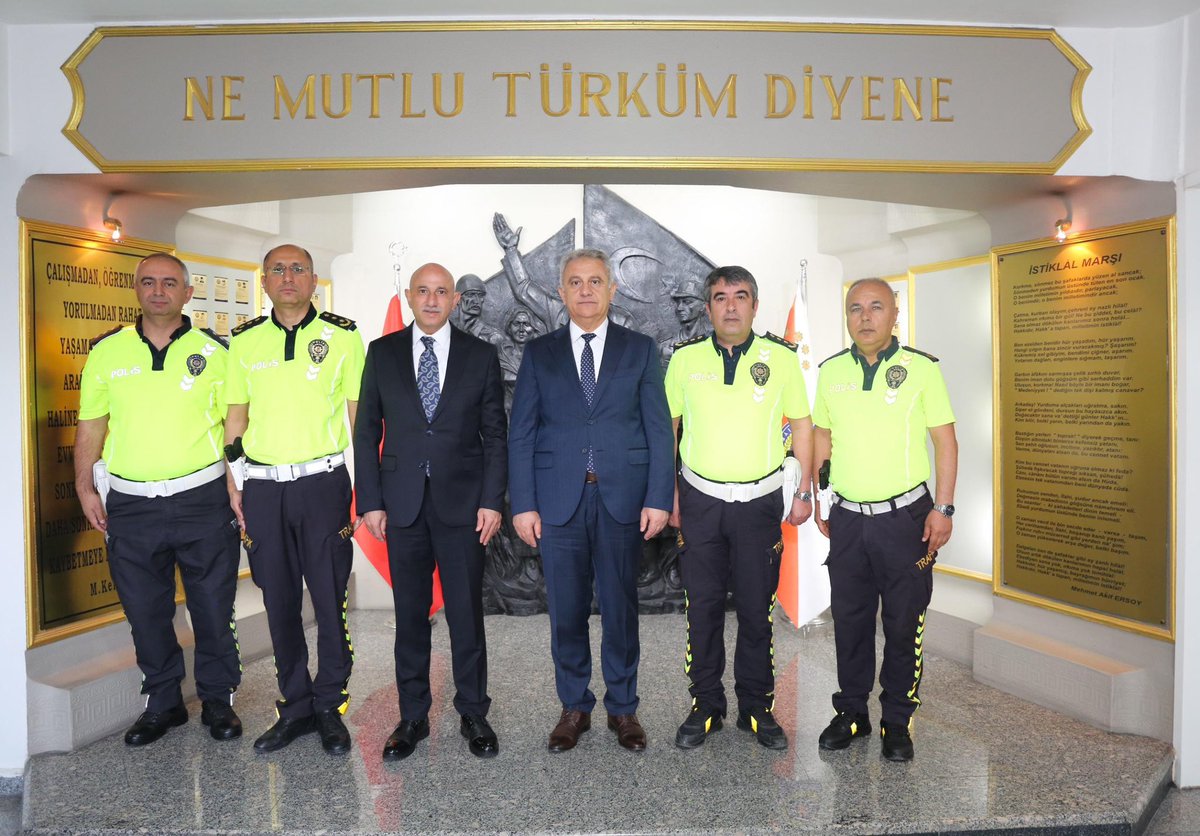 Emniyet Genel Müdür Yardımcımız Sayın Caner TAYFUR, İl Emniyet Müdürümüz Sayın Maksut YÜKSEK'i makamında ziyaret etti. Gerçekleşen ziyaret kapsamında, yaklaşan Kurban Bayramı nedeniyle trafik güvenliğini sağlamak için alınacak tedbirler ve planlamalar üzerine kapsamlı bir