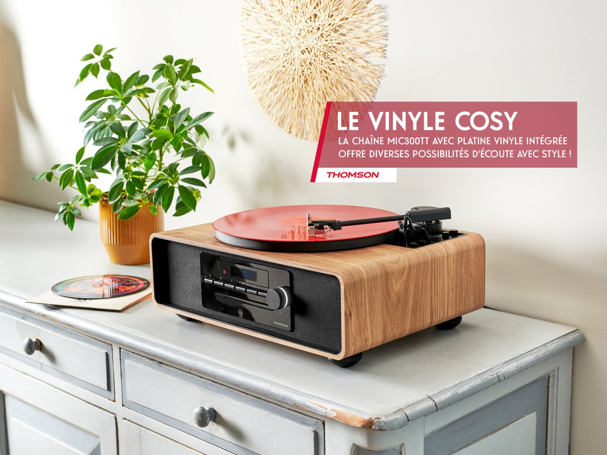 BigbenFrance's tweet photo. La chaîne #MIC300TT, avec ses courbes arrondies et son revêtement "chêne clair", est une objet dédié à la musique : sur le dessus une platine vinyle vous permettra de profiter de tous vos disques, tandis que s'ajoutent un lecteur CD, une radio FM et toute la connectique nécessaire pour profiter pleinement de vos artistes favoris avec style ! 

➡️ https://t.co/a9MHKo8Uxz

#ThomsonAudio #PlatineVinyle #ChaineHiFi