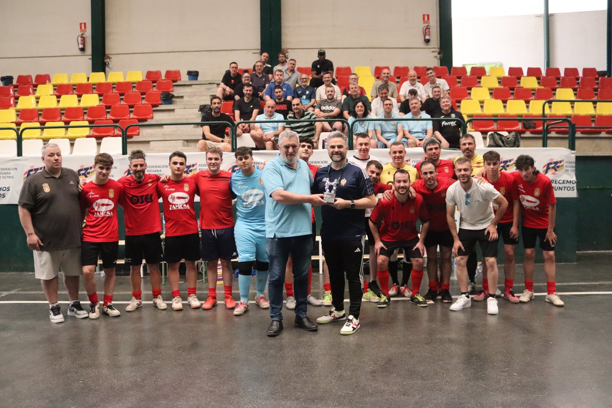 Federación Riojana de Fútbol (@fedriojafutbol) on Twitter photo 👏🙏 Gracias por unas grandes Jornadas de Actualización y Reciclaje Futsal FRF:
🗣️ <a href="/VenancioHierro/">Jose Venancio Lopez Hierro</a>
🗣️ #DanielMartínez
🗣️ <a href="/IniguezCalabuig/">Ricardo Iñiguez</a>
Y a tod@s los técnic@s que nos acompañasteis ayer domingo en Entrena.
#FormacionFRF
#EntrenadoresFRF
#ActualizacionReciclajeFRF 👏🙏 Gracias por unas grandes Jornadas de Actualización y Reciclaje Futsal FRF:
🗣️ <a href="/VenancioHierro/">Jose Venancio Lopez Hierro</a>
🗣️ #DanielMartínez
🗣️ <a href="/IniguezCalabuig/">Ricardo Iñiguez</a>
Y a tod@s los técnic@s que nos acompañasteis ayer domingo en Entrena.
#FormacionFRF
#EntrenadoresFRF
#ActualizacionReciclajeFRF