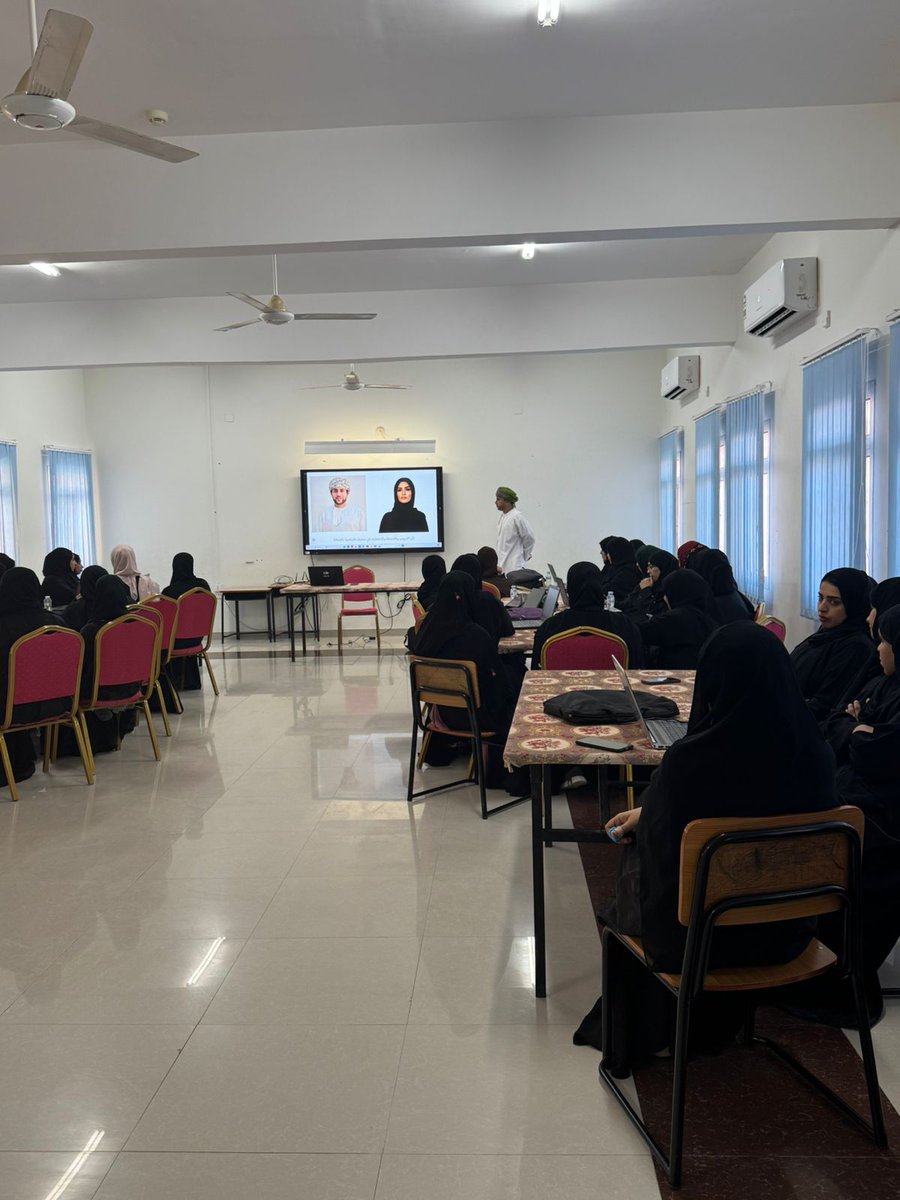 ضمن مبادرة أخصائية الأنظمة بالمدرسة في نشر الوعي التقني أقيم صباح اليوم ورشة التعليم الإلكتروني والمستودع الرقمي(منصة نور) للهيئة الإدارية والتعليمة بالمدرسة من تقديم الأستاذ علي الخروصي
#مدارسنا_مستقبل_واعد
#فعاليات_تعليمية_شمال_الباطنة