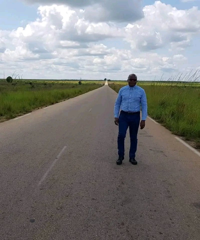 Salutations du plateau des Bateke. 

Sur la route de Kinshasa-Kikwit. 
La RDC, l'un des plus beaux pays au monde. 

Bon début de semaine à vous tous mes amis. 
Que Dieu vous bénisse abondamment !