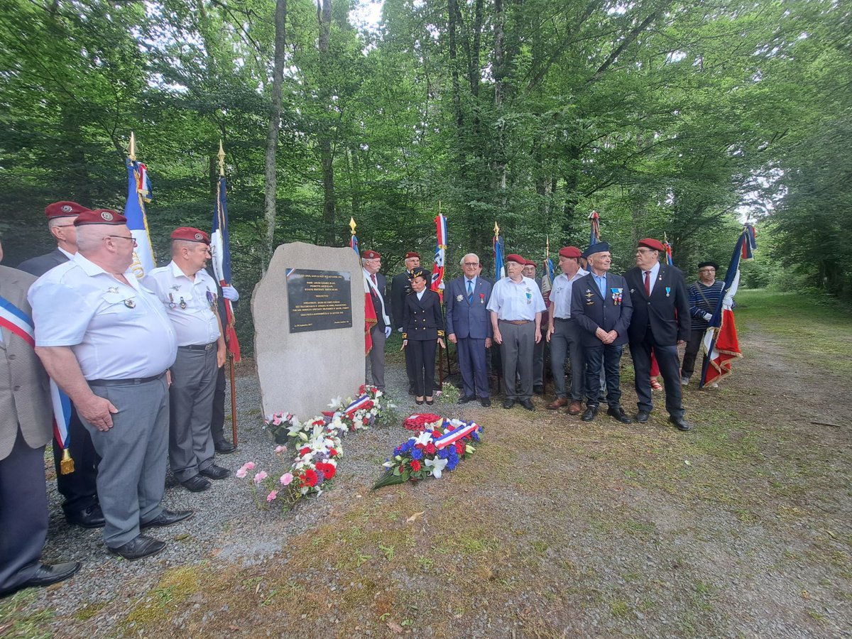 Prefet87's tweet photo. #Résistance | 🇫🇷 Hier, Françoise Slinger-Cecotti, sous préfète de #Bellac, a participé à la cérémonie en mémoire des "Merlinettes", à la stèle de Jouac.
🕊️ Un hommage aux trois parachutistes Marie-Louise Cloarec, Pierrette Louin et Suzanne Mertzisen-Boitte, exécutées à Ravensbrück, en 1945.
👮🏼♀️ Formées par le GNI du Commandant Merlin, ces volontaires du Bureau central de renseignements et d'action (BCRA) incarnaient le courage au féminin dans la France libre.