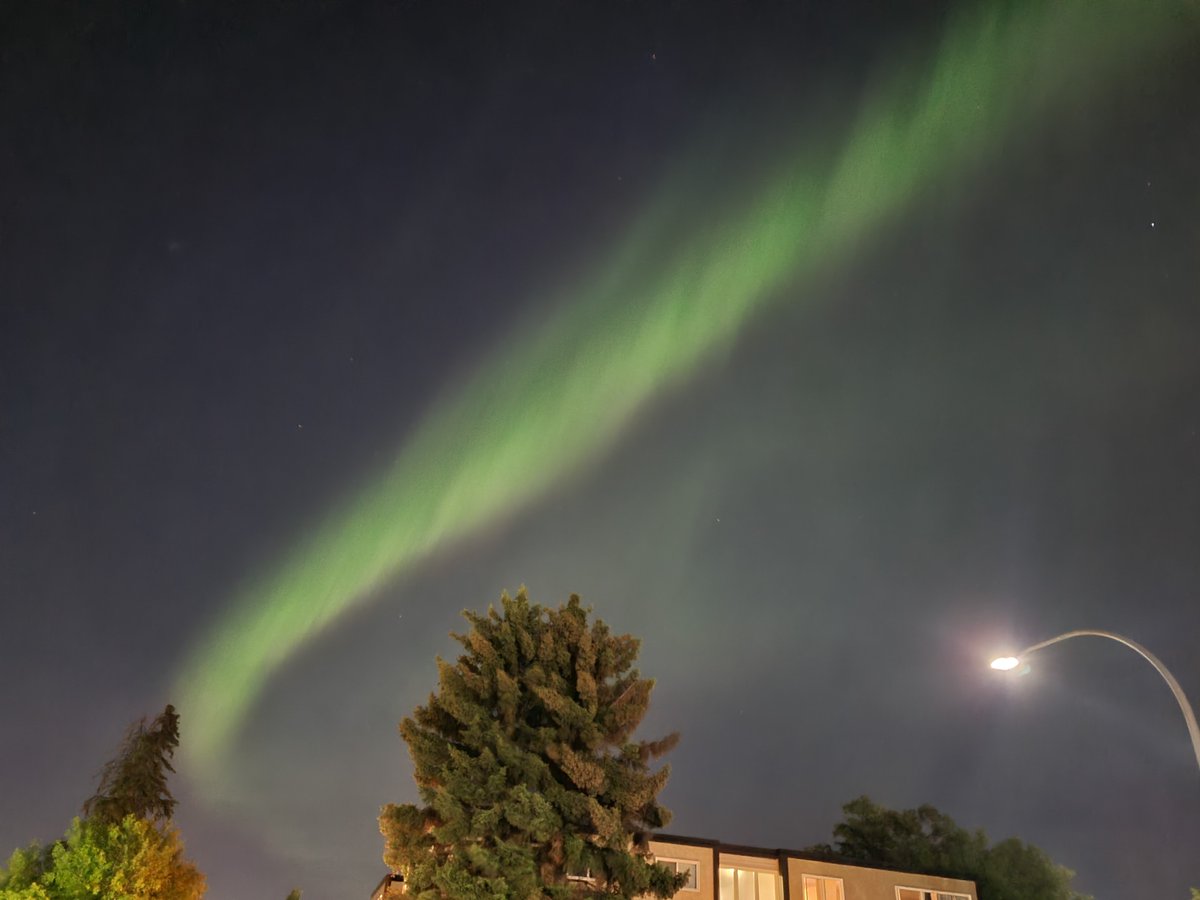 LanceWeatherGuy's tweet photo. Some #Aurora pictures from #yeg #Edmonton from early this morning! The skies have been very active in the past last hour or so, but unfortunately it is getting bright with dawn approaching. https://t.co/2jYFTwRb9A
