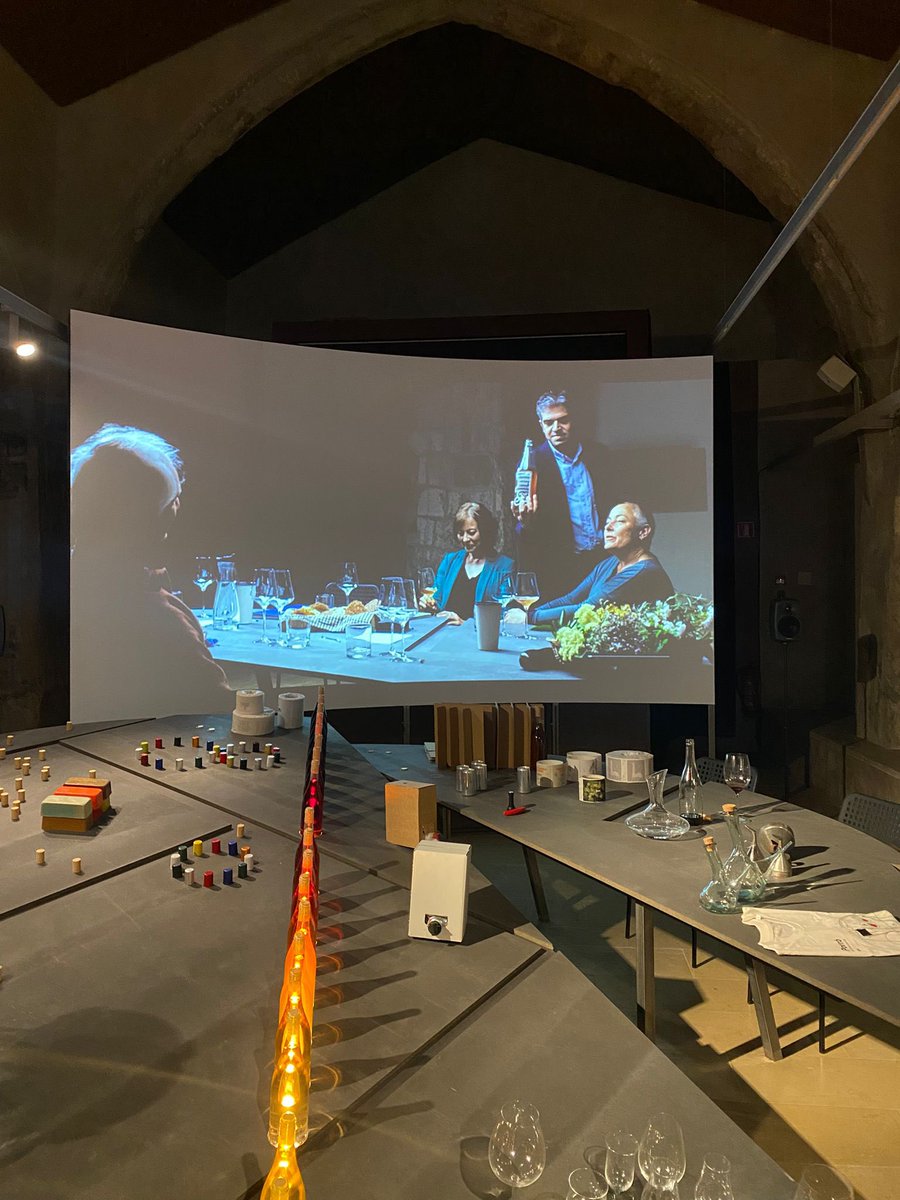 rtroyano's tweet photo. Hem anat a @tastvertical d’ @emparmoliner per explicar Simposi 🤎 La instal.lació artística comissariada per @Cordegat a propòsit dels oficis del vi, q podeu visitar a la Capella de Sant Pelegrí del @vinseum
https://t.co/1rNJPPW3Fp
#vicatalà
#simposi https://t.co/iaexlhQ2jk