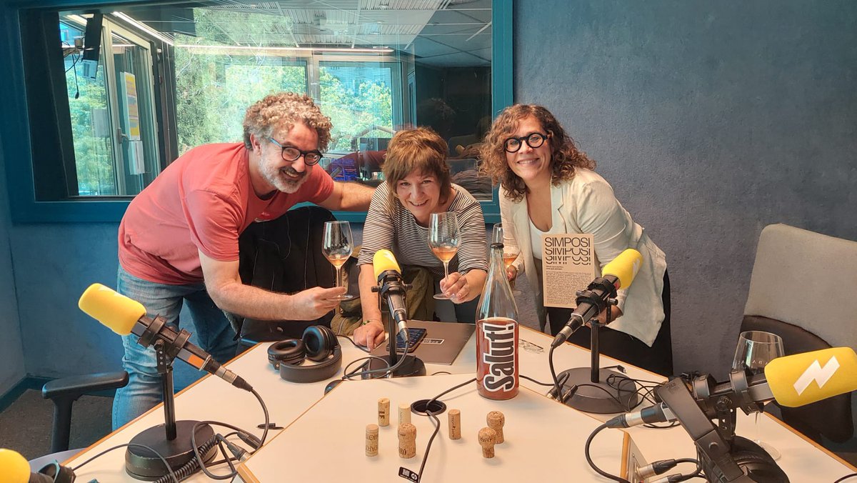 rtroyano's tweet photo. Hem anat a @tastvertical d’ @emparmoliner per explicar Simposi 🤎 La instal.lació artística comissariada per @Cordegat a propòsit dels oficis del vi, q podeu visitar a la Capella de Sant Pelegrí del @vinseum
https://t.co/1rNJPPW3Fp
#vicatalà
#simposi https://t.co/iaexlhQ2jk