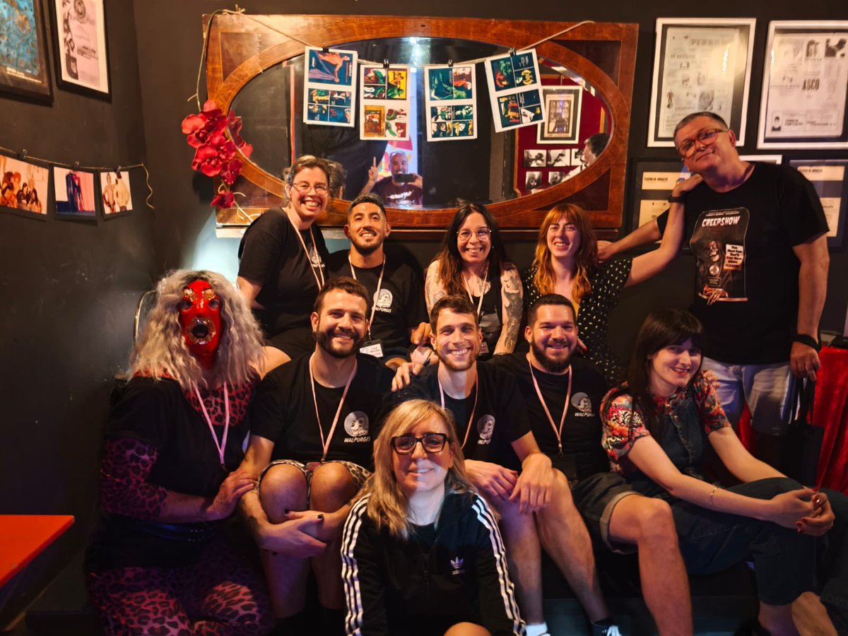 Las Walpurgis y las amigas 🖤

Gracias a todes por estos días celebrando el terror queer 🌈🐺