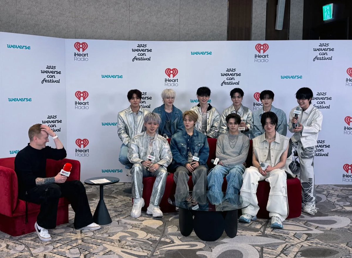 ตลกภาพ ทำไมพิธีกรกุมหัวแบบนั้น 5555555555555555555555555555555555 เหมือนนักเรียนกับครูฝ่ายปกครอง