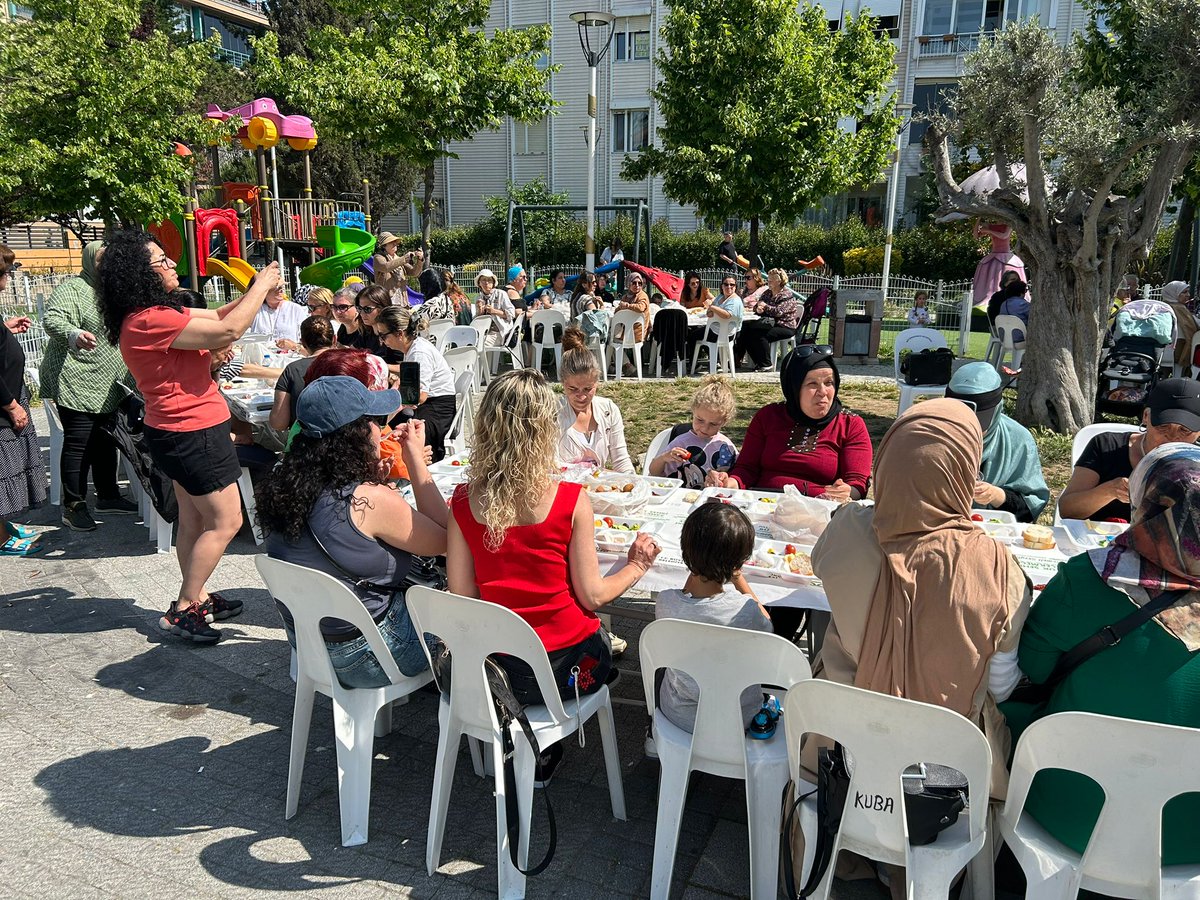Büyükçekmece Fatih Mahalle Muhtarimiz Sn.Mustafa TERBIYECİ nin düzenlemiş olduğu kahvaltı programına katılım sağladık.Nazik karşılamalarından dolayı Muhtarimiza ve Fatih Mahallesi sakinlerimize çok teşekkür ederiz.
#SonKaleİYİParti
<a href="/iyiparti/">İYİ Parti</a> <a href="/MDervisogluTR/">Müsavat Dervişoğlu</a> <a href="/iyiparti_34/">İYİ Parti İstanbul</a>
