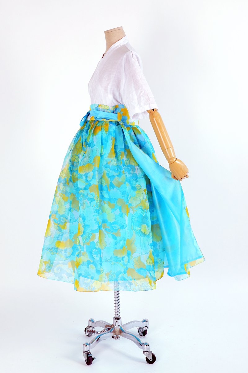 smartstore.naver.com/kkomull/produc…
여름에 잘 어울리는 시원한 프린트의 물모시 허리치마 3종을 스토어에 업뎃했습니다! 비치지 않는 안감이 들어가 있어 안에 받쳐입는 옷 없이 입으실 수 있습니다😊 사이즈를 선택해 주문 가능하시며 선택지에 없는 아주 크거나 작은 사이즈의 경우는 상담 부탁드립니다 :D