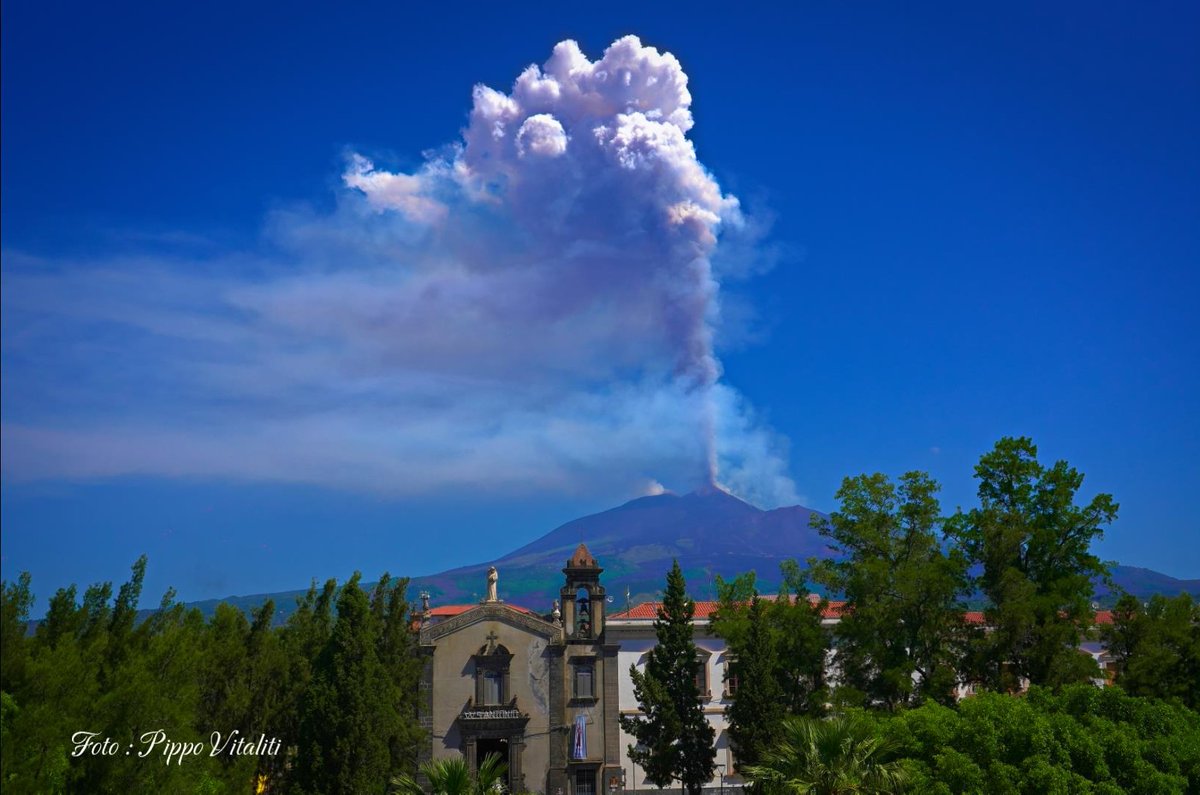 DaniDan (@danieledann1) on Twitter photo 🔴 Potente esplosione segnalata sull'#Etna. Eruzione in corso con emissione di nube di cenere.
(segui t.me/BlueDotNews)
<a href="/Emergenza24/">Emergenza24</a> #news #eruzione #Sicilia #breaking 🔴 Potente esplosione segnalata sull'#Etna. Eruzione in corso con emissione di nube di cenere.
(segui t.me/BlueDotNews)
<a href="/Emergenza24/">Emergenza24</a> #news #eruzione #Sicilia #breaking