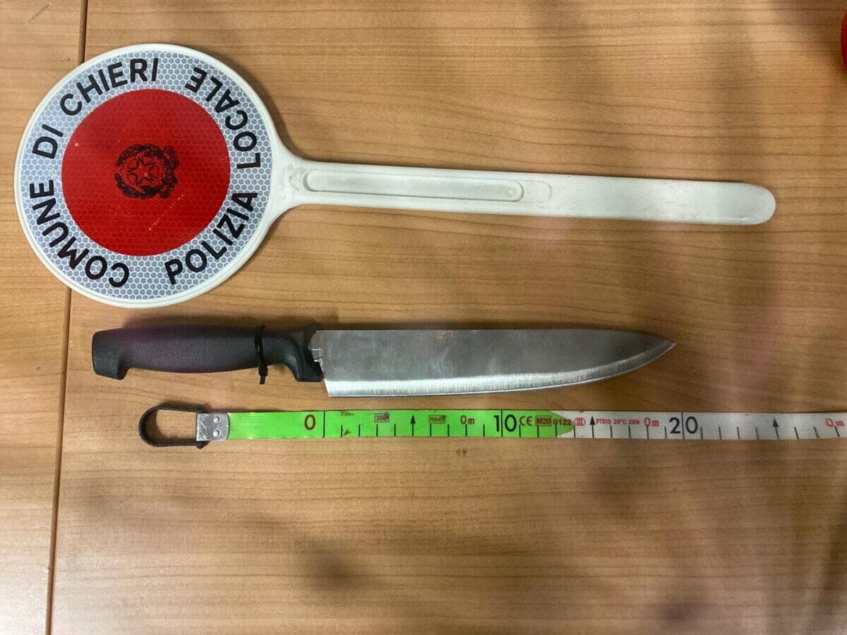 Gira di sera in centro a Chieri con un coltello nella tasca dei pantaloni: fermato e denunciato ift.tt/HfqzKu6