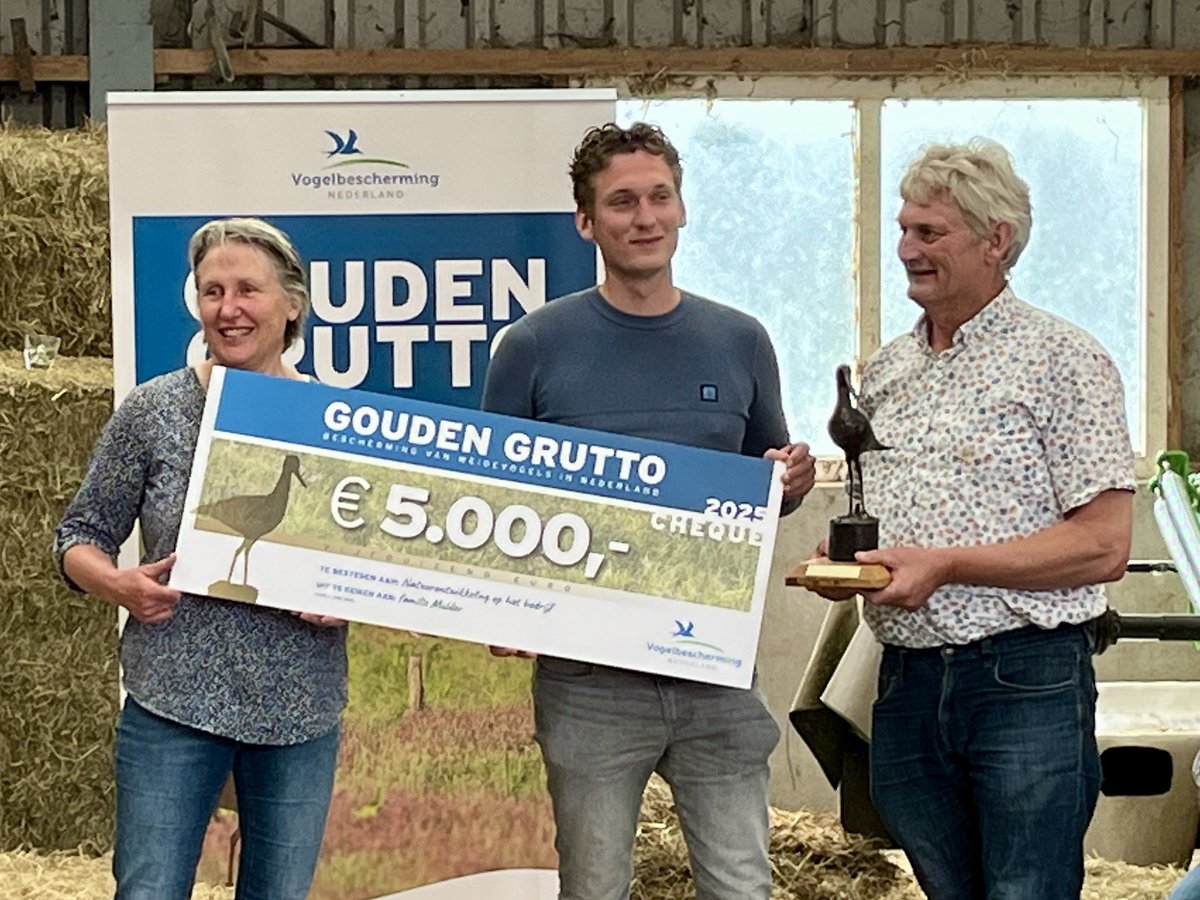 Uitreiking van de ‘Gouden Grutto 2025’ aan Arjan, Hans en Linda Mulder uit #Haastrecht. Ieder jaar reikt Vogelbescherming Nederland deze prijs uit aan hardwerkende, inspirerende ondernemers, om zo hun inzet voor de weidevogels te belonen. <a href="/Krimpenerwaard/">Gemeente Krimpenerwaard</a> <a href="/vogelnieuws/">Vogelbescherming NL</a>