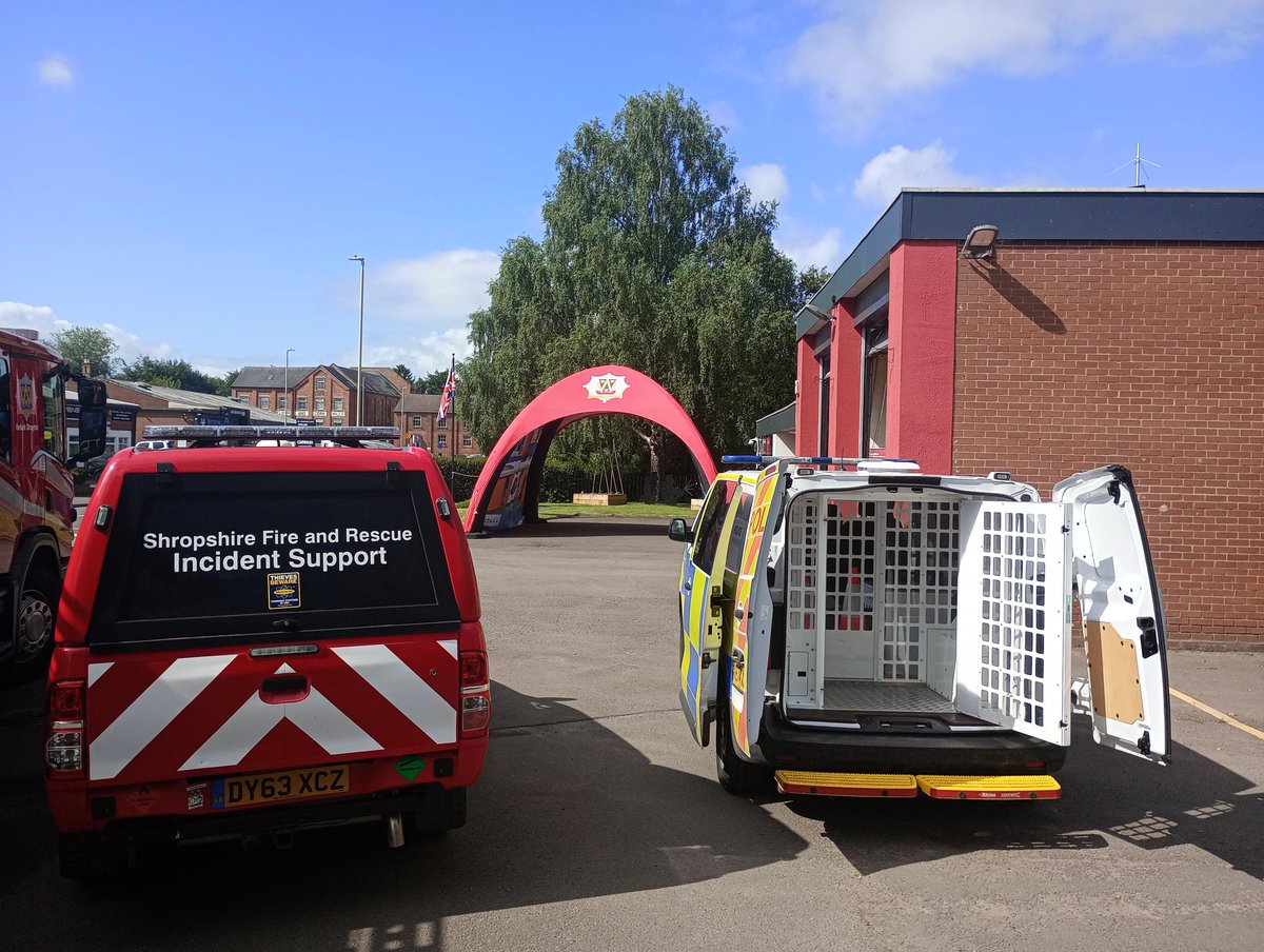 📅Today at Market Drayton we are holding a multi agency event Police, Ambulance and Fire. Pop down see us ask away any questions you may have .🙋

We look forward to seeing you .👋