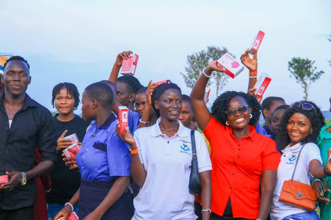 BirungiSalam's tweet photo. On 31st, @highhopeug took a bold step towards a #PeriodFriendly environment by distributing reusable pads to girls. Empowering girls to manage their periods with dignity & confidence is key to their education & future. We can break this stigma!
#HighHopeUg | #SheCan https://t.co/hT2ab7CuCd